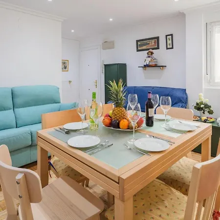 Апартаменти Cozy In With Kitchenette *